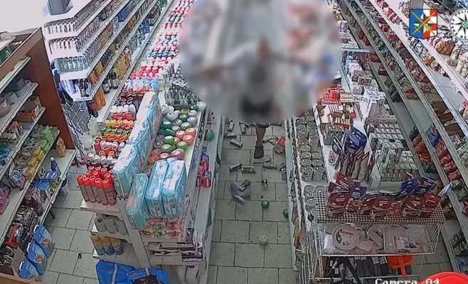В Оломоуцком крае у водителя грузовика сдали нервы: он бесплатно раздавал груз, а затем разгромил магазин