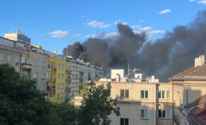 На пражских Виноградах вспыхнул пожар на крыше многоэтажного здания: над городом поднимался густой черный дым