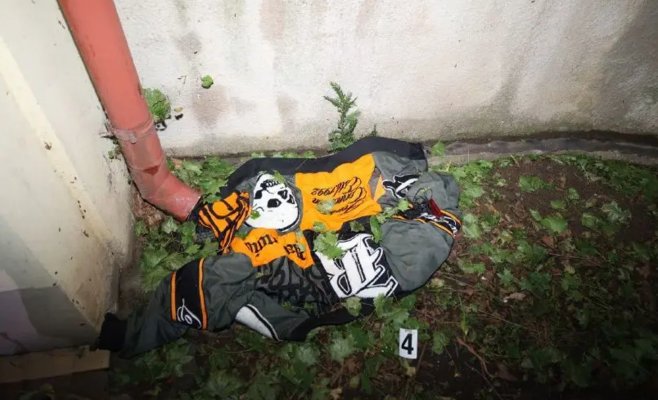 Молодой человек с черепом на куртке признался в ограблении автозаправки в Праге и скрывался на кладбище