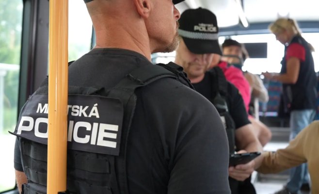 «И с соской во рту»: родители везут шестилетних детей в колясках, чтобы не платить за проезд