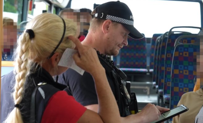 «И с соской во рту»: родители везут шестилетних детей в колясках, чтобы не платить за проезд