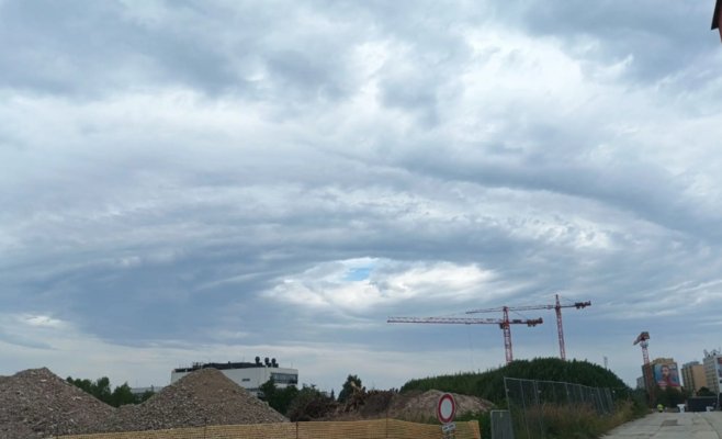 Небо над Чехией поразил атмосферный вихрь в форме спирали: что это было и откуда он пришёл