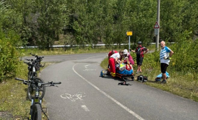 Пожилой мужчина упал с велосипеда прямо у проходящего поезда: помощь добиралась пешком почти километр