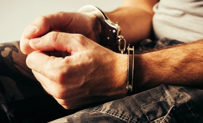 Торговля людьми в районе Йичина: двое мужчин эксплуатировали бездомных, полиция ищет других жертв