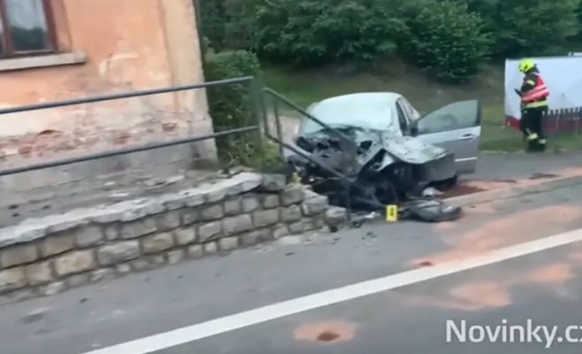 Водитель, возможно, потеряла сознание за рулем. После наезда на здание в Лоужнице она скончалась