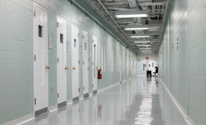 Технологические гиганты предлагают имплантировать преступникам устройства слежения: в Великобритании обсуждают будущее