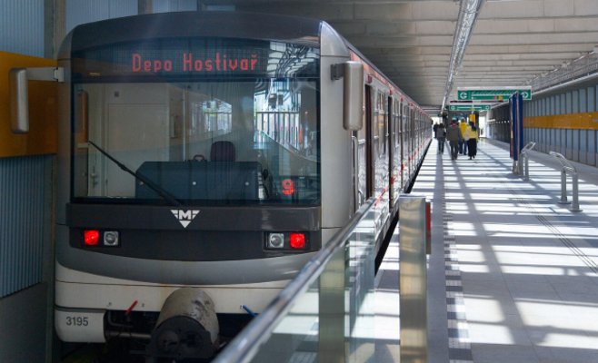 В пражском депо сошёл с рельсов вагон метро: удар попал на камеры, ущерб — около 5 миллионов крон