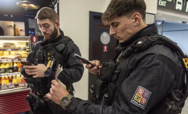 На пражском аэропорту задержали странно ведущего себя россиянина: оказался в розыске за наркоторговлю и жил в Европе