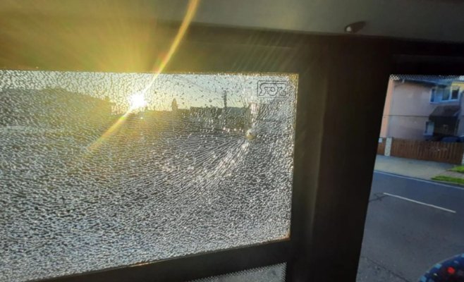 Ночные рейды с пистолетом: молодые вандалы из региона Карвина громили окна машин и домов