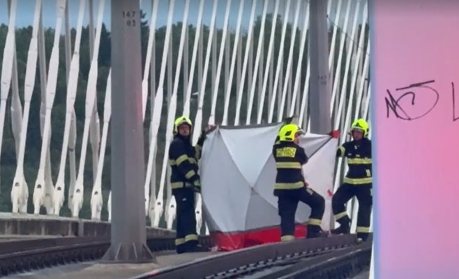 Трагедия на Тройском мосту: с мостового арочного свода в Праге сорвался молодой человек