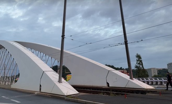 Трагедия на Тройском мосту: с мостового арочного свода в Праге сорвался молодой человек