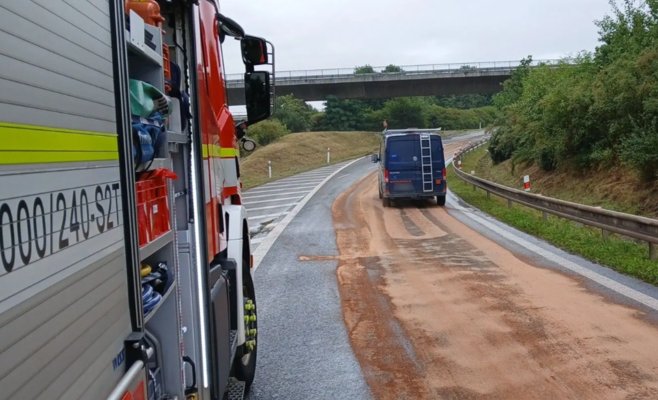 В Пльзене устраняют гигантское масляное пятно: дизель вытек из грузовика на три километра дороги