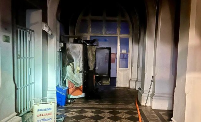 Пожар в роддоме на Аполинарже: эвакуировали новорождённых и их матерей