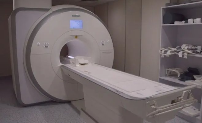 Мужчину с металлической цепью на шее затянуло в аппарат МРТ — он погиб