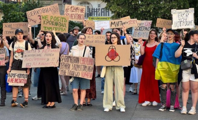 Массовые протесты на Украине: тысячи людей требуют от Зеленского ветировать закон, ограничивающий работу антикоррупционных