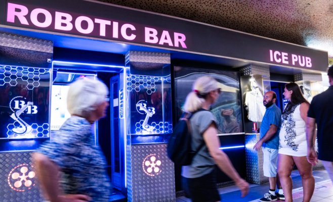 Королевский путь в Праге обезображен секс-музеями и киосками: город бессилен что-то изменить