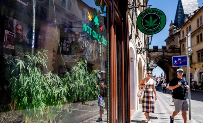 Королевский путь в Праге обезображен секс-музеями и киосками: город бессилен что-то изменить