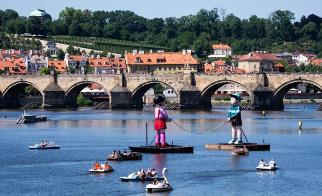 Королевский путь в Праге обезображен секс-музеями и киосками: город бессилен что-то изменить