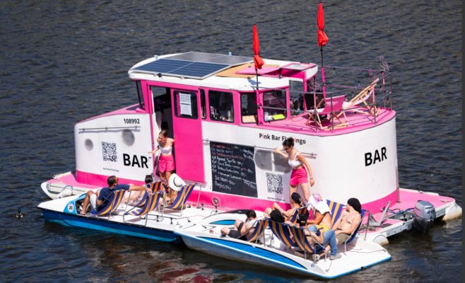 Королевский путь в Праге обезображен секс-музеями и киосками: город бессилен что-то изменить