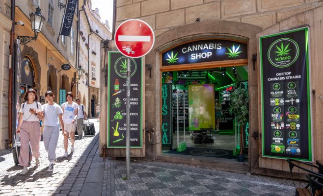 Королевский путь в Праге обезображен секс-музеями и киосками: город бессилен что-то изменить