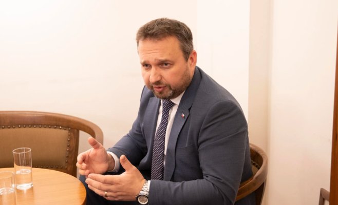 Юречка предложил повысить зарплаты госслужащих до 13 процентов