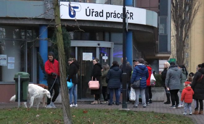 Страх потерять работу растёт: почти половина молодёжи боится безработицы