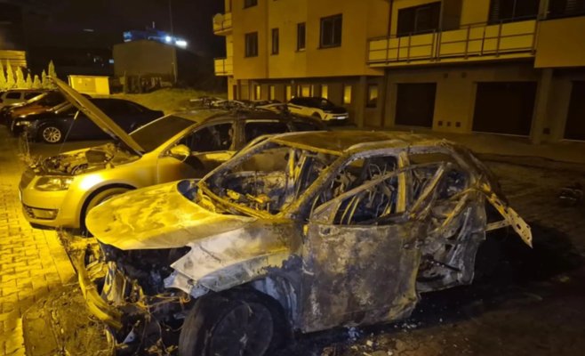 Пожар в Велке-Межиржичи: три автомобиля сгорели, в одном найдено обгоревшее тело