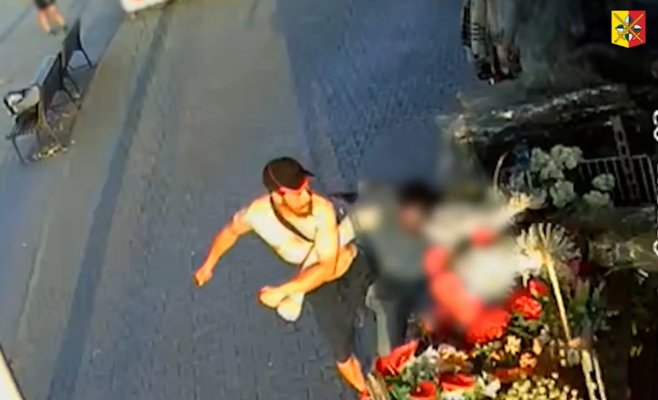 Проходил мимо и напал без причины: полиция разыскивает мужчину, избившего пассажира на остановке в Праге
