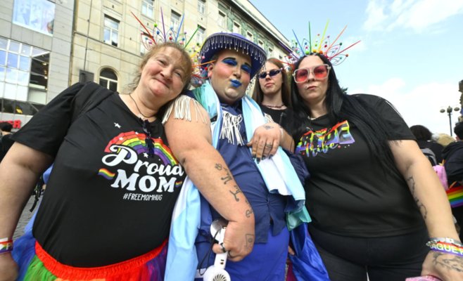 Десятки тысяч человек прошли по центру Праги в радужном шествии Prague Pride
