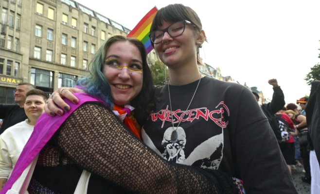 Десятки тысяч человек прошли по центру Праги в радужном шествии Prague Pride