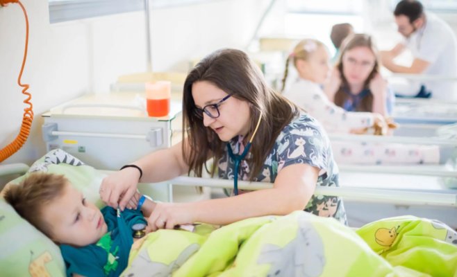 Полмиллиона за вакансию — и всё равно никто не идёт: в Остраве не могут найти заведующего детским отделением