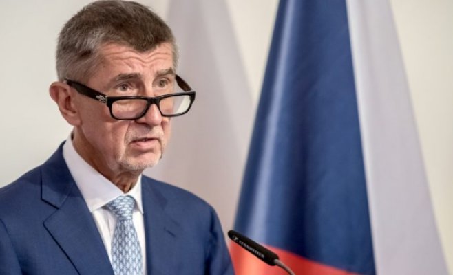 Бабиш обещает учителям 75 тысяч в месяц и хочет взять деньги из «серой экономики»