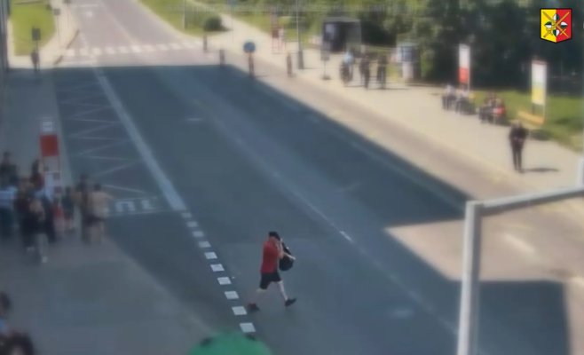 В Праге у станции метро Лука поссорились двое мужчин — один из них пырнул другого и скрылся