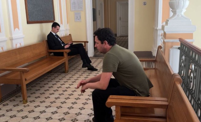 Мужчина в Карловых Варах выбросил собаку с пятого этажа. Суд отправил его в тюрьму на четыре года