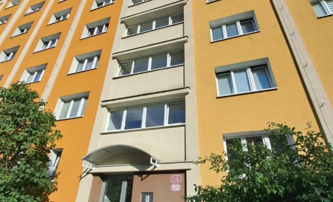 Пенсионер выливает мочу из окна пльзеньской многоэтажки: соседи жалуются на смрад и безвыходность