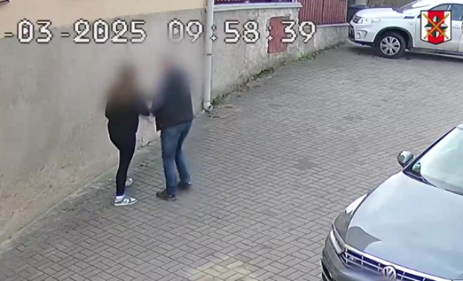 Уличная камера зафиксировала попытку подкупа чиновницы в Устецком крае