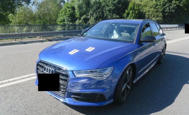 Драма на Яблонецко: полиция остановила угонщиков дорогих Audi с помощью заграждений и грузовика поперёк дороги