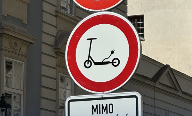 В центре Праги запретили электросамокатам въезд на улицу Нерудова. Операторы называют это «бездумным запретом»