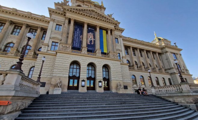 С Национального музея в Праге сняли украинский флаг. Его место заняла реклама выставки окаменелостей