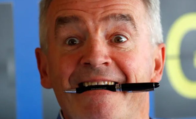 Ryanair заплатит сотрудникам за каждый чемодан, который больше чем положено по нормам