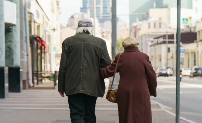 Чехи проводят на пенсии почти 25 лет. Время получения старостного пособия снова увеличилось