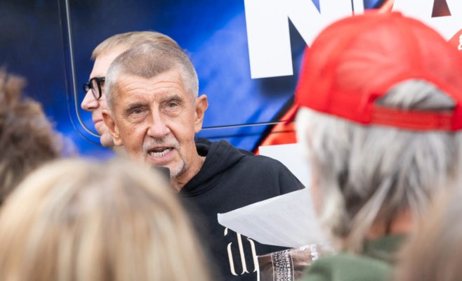 Бабиш получил удар по голове тростью на митинге. Его увезли в больницу