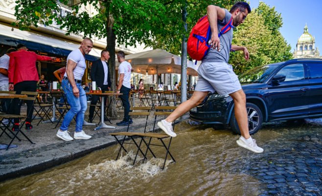 В центре Праги прорвало водопровод: вода залила Вацлавскую площадь