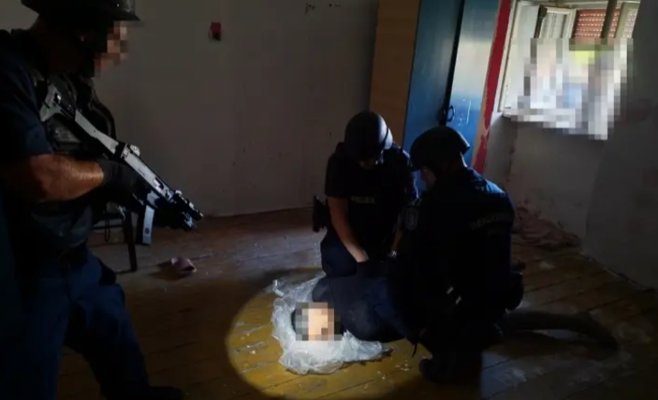Тело нашли у креста за футбольным полем. В Венгрии мужчина убил свою 22-месячную падчерицу