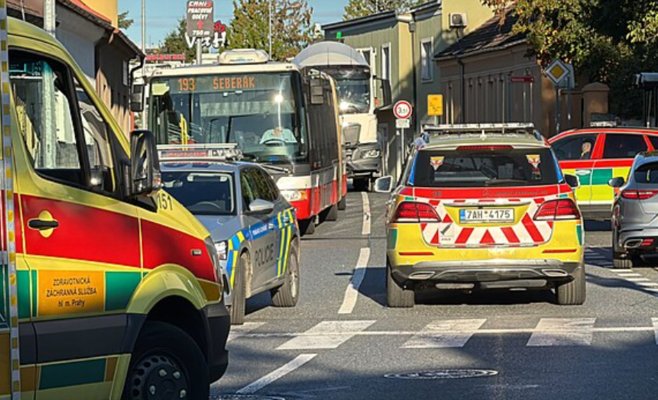 Водителя ослепило солнце: в Праге сбили женщину с коляской и ребёнком