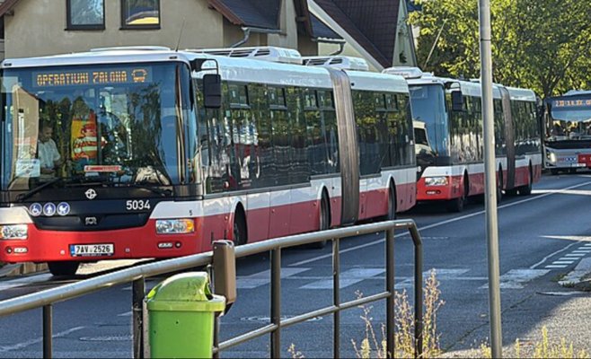 Водителя ослепило солнце: в Праге сбили женщину с коляской и ребёнком