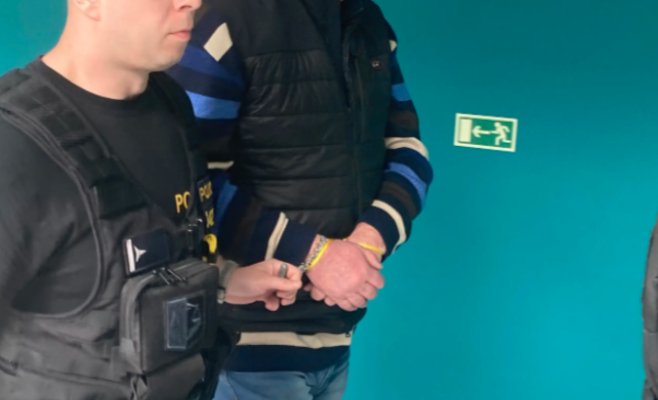 Полиция хочет обвинить известного судебного исполнителя. Причина — оружие, найденное в его офисе