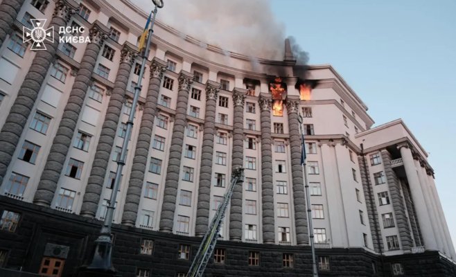 Украинская премьер-министр показала фото разрушенного российского ударом здания правительства