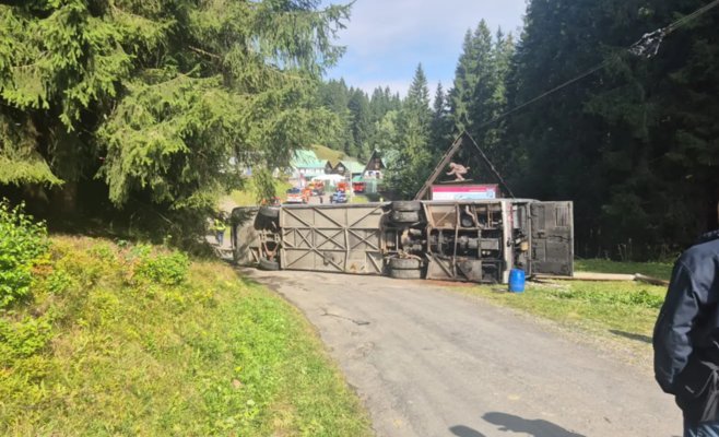 В Бескидах перевернулся автобус со студентами, 32 пострадавших