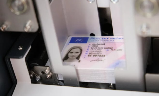 Четверть миллиона человек должны до конца года заменить водительские права. Это можно сделать и онлайн, заверяют власти